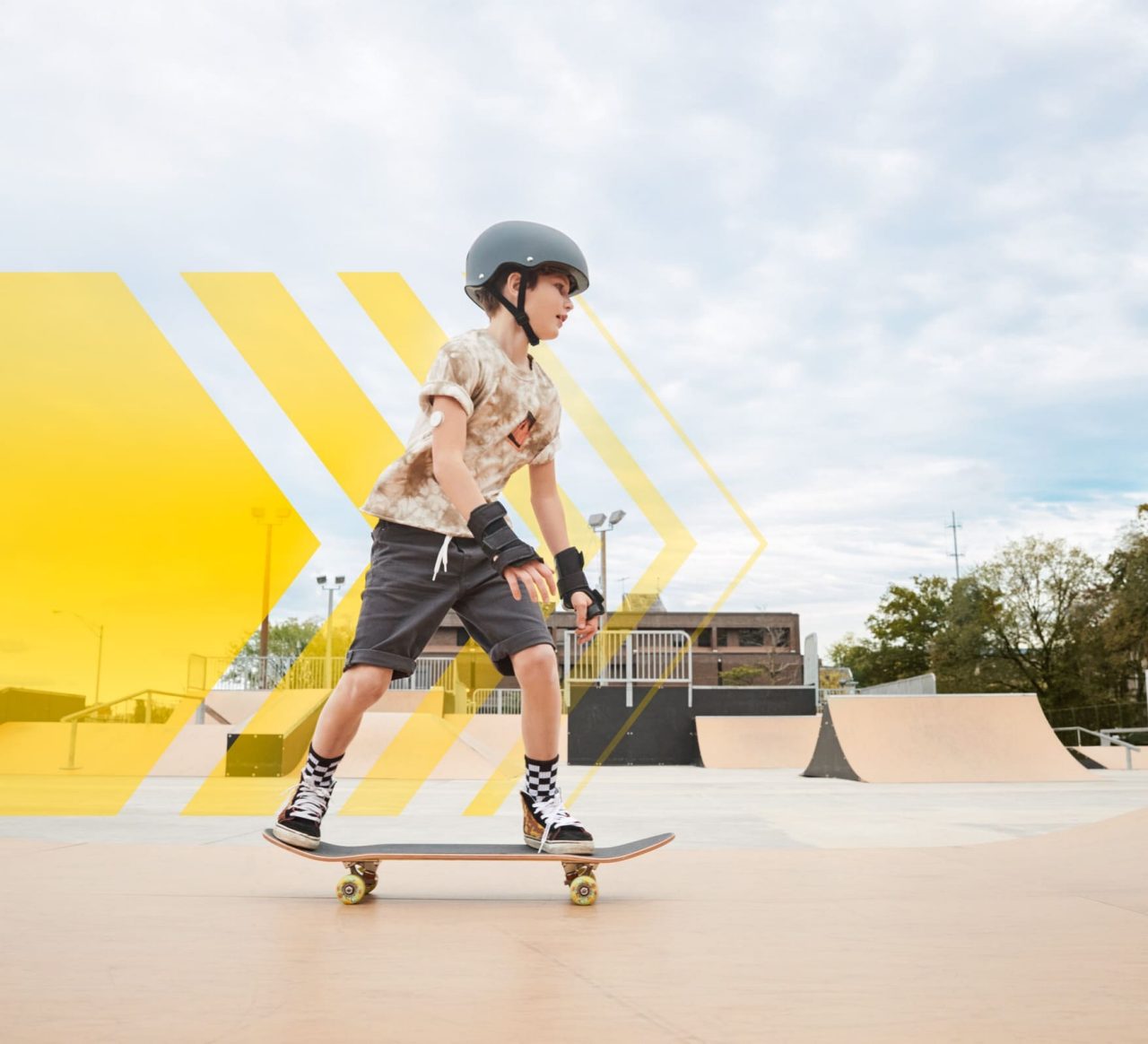 Un jeune diabétique portant un capteur freestyle libre et pratiquant le skateboard